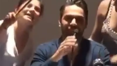 بالفيديو.. رد فعل نجم تركي لحظة تقبيل فتاة له
