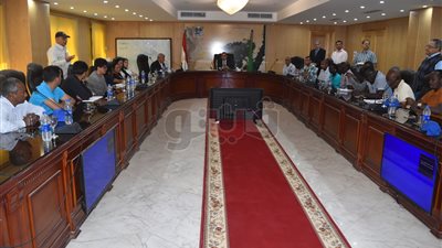 محافظ الفيوم يناقش آليات تنمية الثروة السمكية مع وفد الدولي للزراعة