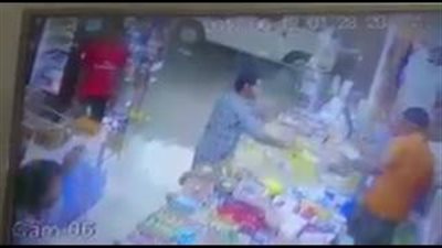 بالفيديو.. لحظة اعتداء رجل على عامل في سوبر ماركت بالسعودية