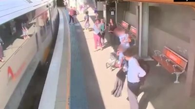 لحظة سقوط طفل أسفل قطار خلال محاولة ركوبه (فيديو)