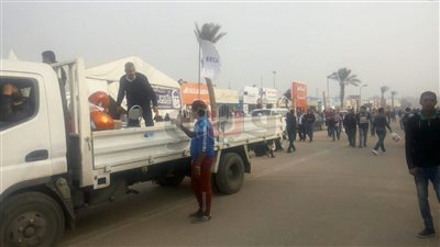 الشرطة تطارد الباعة الجائلين في معرض الكتاب (صور)