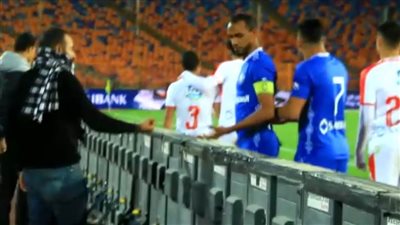 لاعب أسوان يحاول تحطيم إعلانات إستاد القاهرة بسبب طارق حامد | فيديو