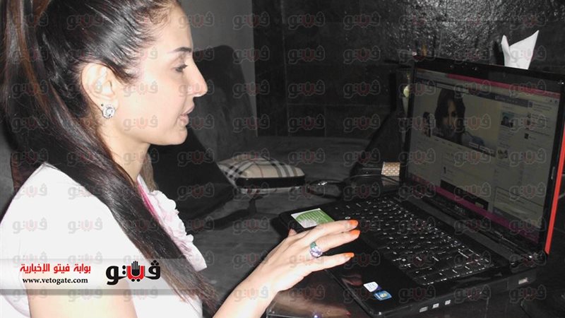  أمل رزق تتواصل مع