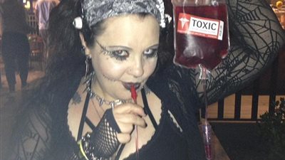 بالصور.. أسترالية تشرب دماء صديقها على طريقة مصاصي الدماء