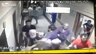 بالفيديو.. رجل عجوز يقود مشاجرة بالأيدي داخل مستشفى