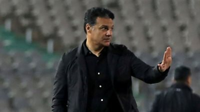 إيهاب جلال يغادر ستاد السويس بسيارته الخاصة بعد الاستقالة من الزمالك