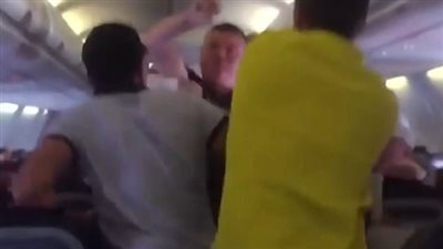 بالفيديو والصور.. شاهد ماذا فعل طاقم طائرة مع مخمور ضرب مسافرة