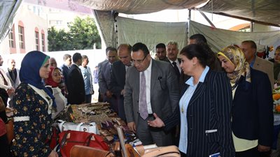 محافظ الإسكندرية يفتتح معرض أندية الفتاة والمرأة «كن منتجا»