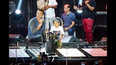 تفاصيل ظهور الطفل «محمد» للمرة الثانية مع عمرو دياب