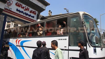 تجمع جماهير الزمالك أمام ناديهم استعدادا للتحرك إلى برج العرب