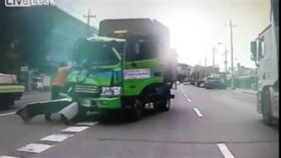 بالفيديو.. لحظة دهس شاحنة جمع قمامة سيارتين