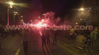 بالصور.. جماهير المصري تشعل الشماريخ أمام مديرية أمن بورسعيد