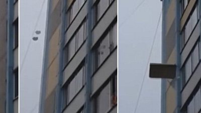 بالفيديو.. رجل غاضب يلقي أثاث شقته من النافذة