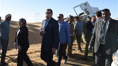 توقف موكب مدبولي للاطمئنان على ركاب سيارة انقلبت بأسوان