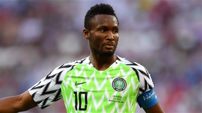 قائد نيجيريا يتحدى كسر يده ويشارك أمام الأرجنتين