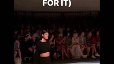 بالفيديو.. موقف محرج لعارضة أزياء تتجاوزه بذكاء ورد فعل مذهل