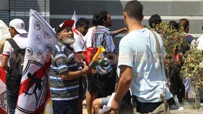 بالصور.. انتشار باعة الأعلام أمام نادي الزمالك استعدادا للقاء الوداد