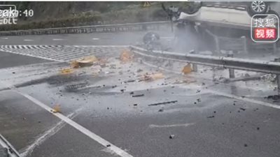 لحظة انقلاب سيارة تحمل امرأة حامل بشكل مروع (فيديو)