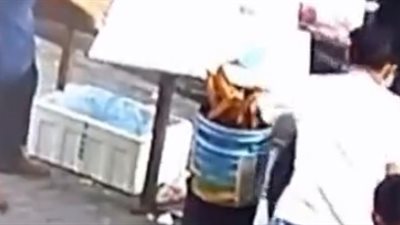 سائق دراجة نارية يسقط الزيت الساخن على امرأة (فيديو)