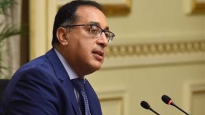 جامعة أسوان تهدي مدبولي درعها التذكاري بمناسبة زيارته