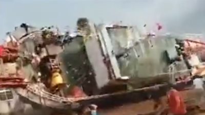 لحظة سقوط باخرة ضخمة من رصيف ميناء (فيديو)