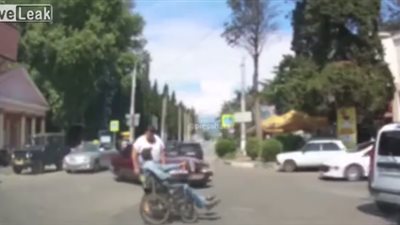 امرأة تتسبب في عراك عنيف بين المارة (فيديو)