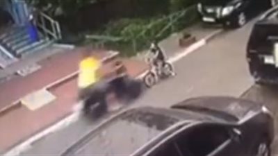 لحظة دهس صبي يقود دراجته الهوائية (فيديو)