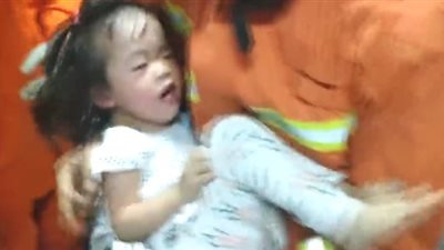 لحظة إنقاذ طفلة علقت داخل غسالة بالمنزل (فيديو)