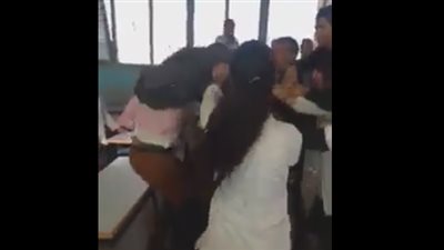 بالفيديو.. رد فعل الفتيات لحظة اندلاع مشاجرة عنيفة بين الطلاب داخل الفصل