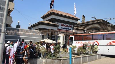 بالصور.. انضمام «جماهير مغربية» بأتوبيسات الزمالك إلى برج العرب