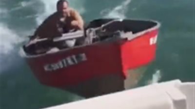 مخمور متهور يهاجم يختا بقاربه (فيديو)