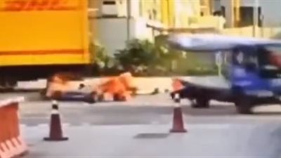 شاحنة تطيح بستة رجال دفعة واحدة (فيديو)