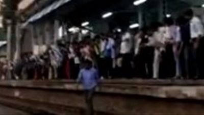 العناية الإلهية تنقذ رجلا سقط أسفل قطار (فيديو)