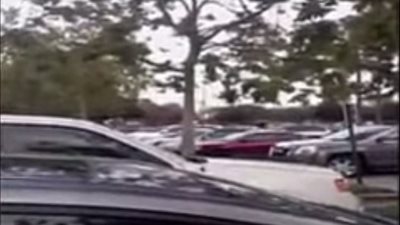 بالفيديو.. شاهد ماذا فعل شاب مع حبيبته ضبطها تخونه خارج مول تجاري