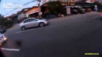 بالفيديو.. سائق دراجة نارية ينجو من الموت ثلاث مرات متتالية