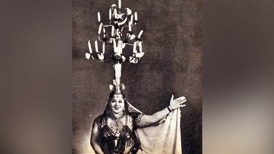 زوبة الكلوباتية ترقص بالشمعدان أمام الوفد والأحرار