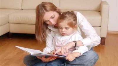 بالغناء والقراءة..ساعدى طفلك على التكلم