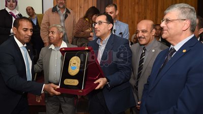 «مدبولي» يتفقد نموذج أول فيلا مشطبة بالشريط النهري بأسوان الجديدة