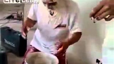 بالفيديو.. رجل يغمس وجهه في دلو طلاء مقابل 100 يورو