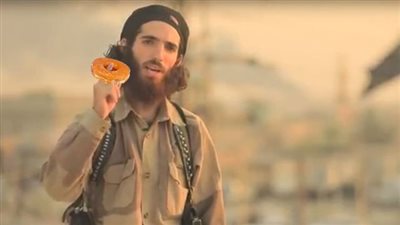 بالصور.. داعشي يتوعد بالانتقام من إسبانيا بعد حادث برشلونة