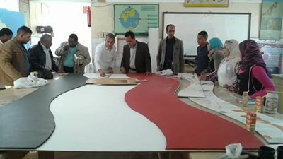 رئيس مدينة دشنا يتابع أعمال الدهانات بطريق مصنع السكر (صور)