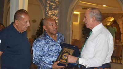 محافظ البحر الأحمر يهدي مفتاح الغردقة لرئيس الكاف (صور)