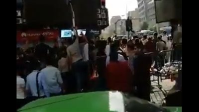 احتجاجات تجتاح أسواق إيران بعد انهيار التومان أمام الدولار (فيديو)