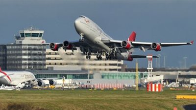 هبوط اضطراري لطائرة باكستانية في بريطانيا بعد انسداد دورات المياه