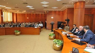 محافظ بورسعيد يجتمع بمديري البنوك