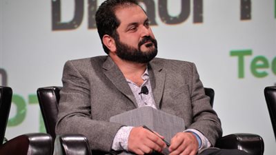 بالصور.. رجل أعمال إيراني يدعم حملة انفصال كاليفورنيا عن أمريكا