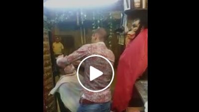 بالفيديو.. حلاق ينفذ مقلبا مرعبا في «زبون»