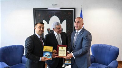 رئيس وزراء كوسوفو يهدي زاهي حواس شعار الدولة (صور)