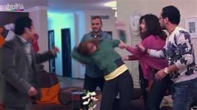 بالفيديو.. «وصلة ردح» من ميسرة لابن حسن الأسمر بسبب زوجته في «المشاغب»