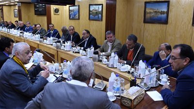 تفاصيل لقاء رئيس الوزراء ونواب أسوان عقب تفقده عددا من المشروعات